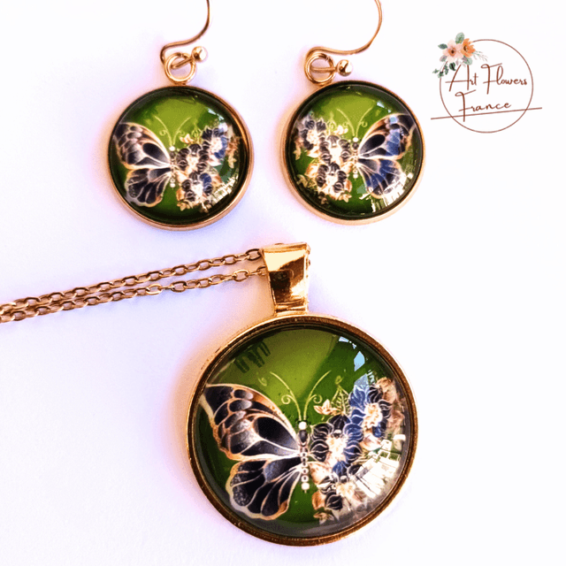 Collier illustré -  Papillon avec des fleurs