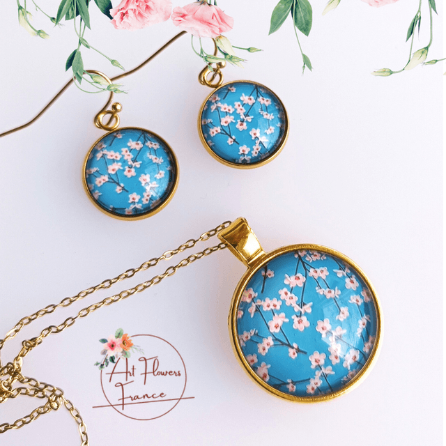 Collier illustré - Petites fleurs bleues