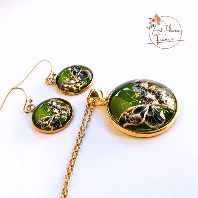 Collier illustré -  Papillon avec des fleurs