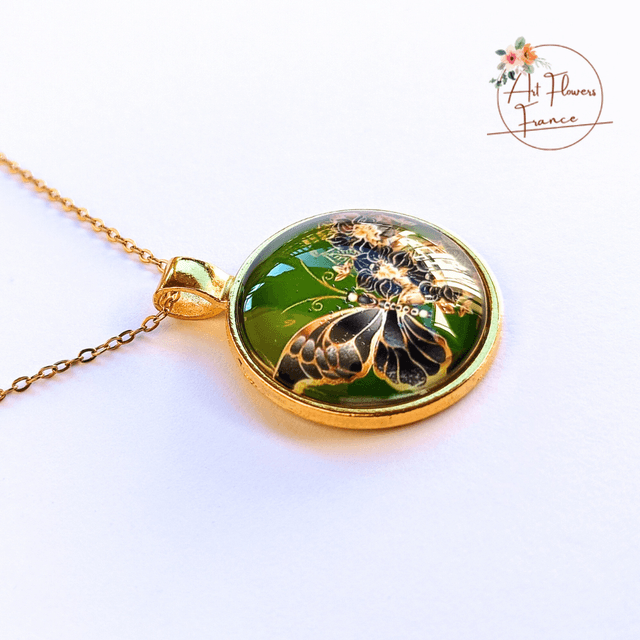 Collier illustré -  Papillon avec des fleurs