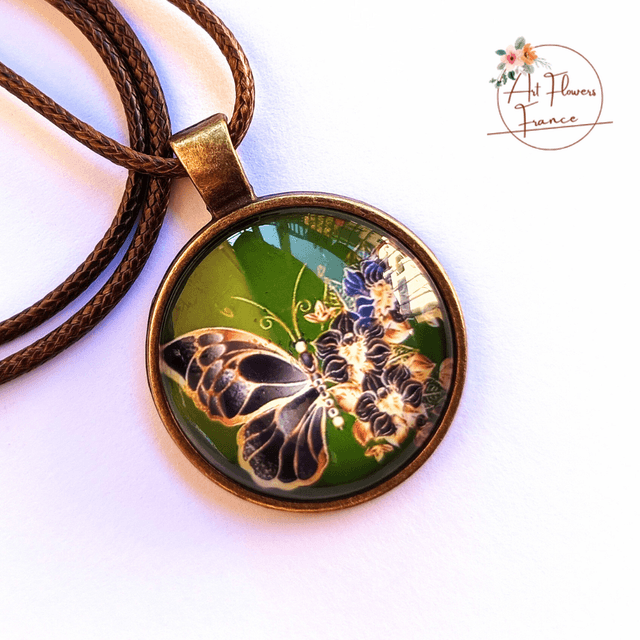 Collier illustré -  Papillon avec des fleurs