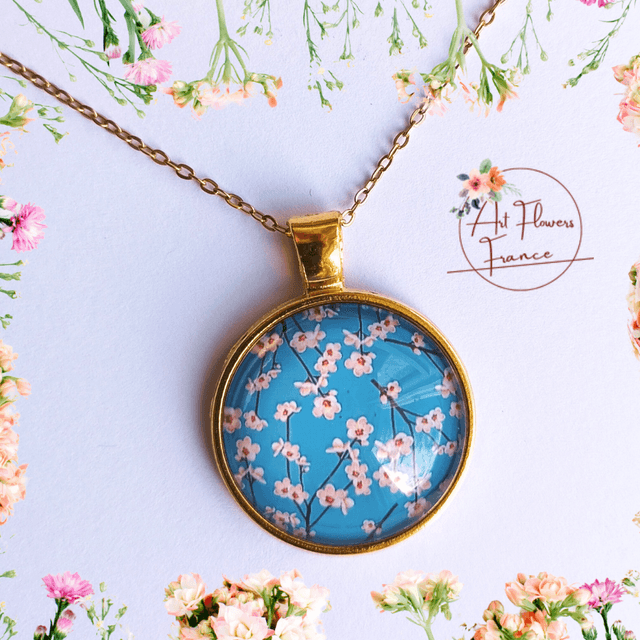 Collier illustré - Petites fleurs bleues