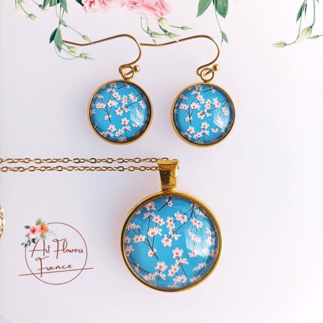 Collier illustré - Petites fleurs bleues