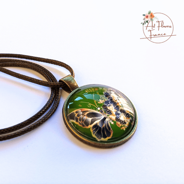 Collier illustré -  Papillon avec des fleurs