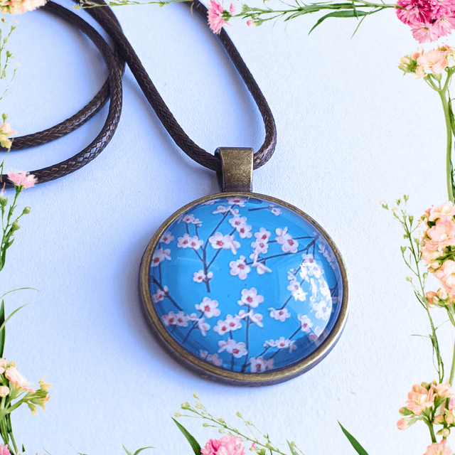 Collier illustré - Petites fleurs bleues