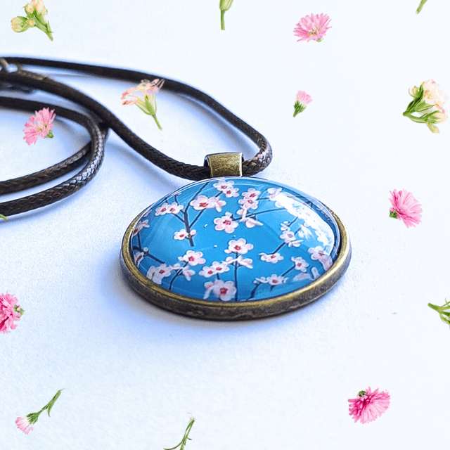 Collier illustré - Petites fleurs bleues