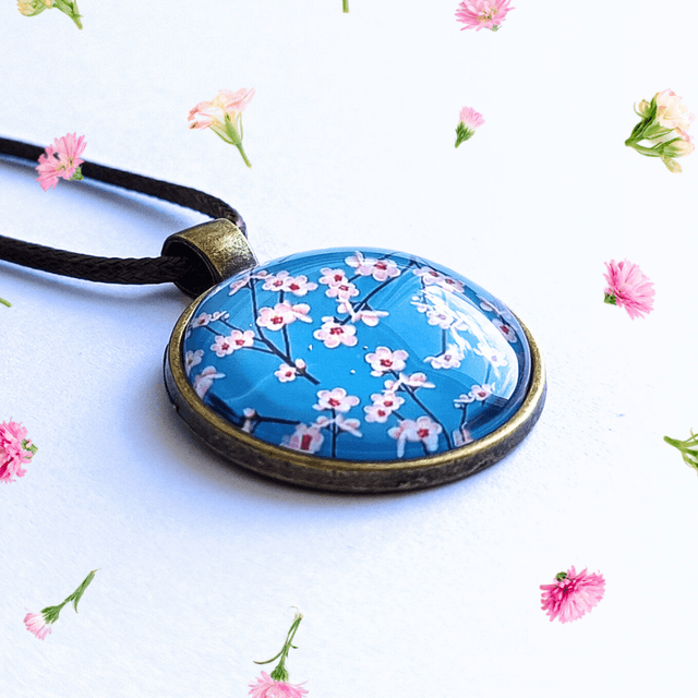 Collier illustré - Petites fleurs bleues